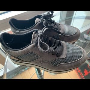 Cute grey Hogan, so çömdü and stylish